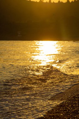 Yüzeyin sığ derinliği, hafif rüzgar, dalgalar, yerel zayıf kıyı rüzgarları gün boyunca denizden karaya ve gece karadan esiyor.