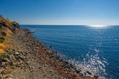 Yüzeyin sığ derinliği, hafif rüzgar, dalgalar, yerel zayıf kıyı rüzgarları gün boyunca denizden karaya ve gece karadan esiyor.