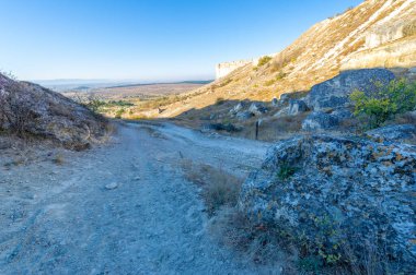 Kırım sonbahar yarımadasının fotoğrafları, Beyaz Ak-Kaya kayası, Belogorsky bölgesi, Biyuk-Karasu nehri, Mousterian çağı, Sarmatlar ve İskitler 'in yerleşim yerleri, Altyn Teshik mağarası.