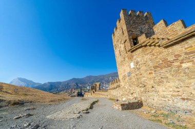 Ceneviz kayası olarak da bilinen Kırım yarımadasının, Sudak kalesinin fotoğrafları, kale 212 yılında Alanlar, Hazarlar veya Bizanslılar, Padişah-Jami Camii, Müze-Rezerv Sudak Kalesi tarafından inşa edildi.