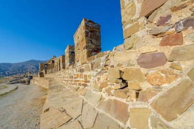 Ceneviz kayası olarak da bilinen Kırım yarımadasının, Sudak kalesinin fotoğrafları, kale 212 yılında Alanlar, Hazarlar veya Bizanslılar, Padişah-Jami Camii, Müze-Rezerv Sudak Kalesi tarafından inşa edildi.