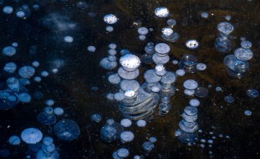 Sokakta buz var, nehirde buz var, buz kabarcıkları buzda sıkışmış, alışılmadık renkte buz mimarisi