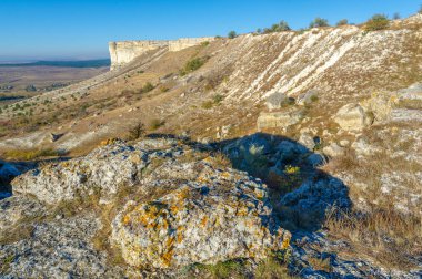 Kırım sonbahar yarımadasının fotoğrafları, Beyaz Ak-Kaya kayası, Belogorsky bölgesi, Biyuk-Karasu nehri, Mousterian çağı, Sarmatlar ve İskitler 'in yerleşim yerleri, Altyn Teshik mağarası.