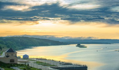 Yaz fotoğrafı, ağustos ayı. Bulgari bölgesindeki Volga Nehri 'nde. 2019,08.10 Tataristan Rusya nehri üzerinde yağmur