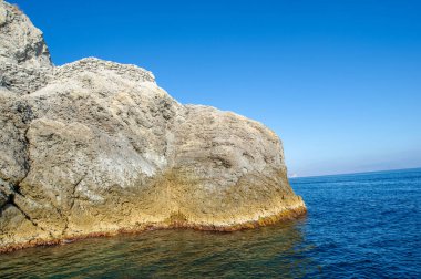 Kırım Yarımadası 'nın fotoğrafları. Golitsyn izleri Green Bay 'in güneybatı kıyısından geliyor. İzler, Çar II. Nicholas 'ın gelmesiyle Prens Golitsyn' in emriyle dikildi..