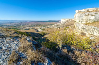 Kırım sonbahar yarımadasının fotoğrafları, Beyaz Ak-Kaya kayası, Belogorsky bölgesi, Biyuk-Karasu nehri, Mousterian çağı, Sarmatlar ve İskitler 'in yerleşim yerleri, Altyn Teshik mağarası.