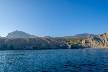 Kırım Yarımadası 'nın fotoğrafları. Golitsyn izleri Green Bay 'in güneybatı kıyısından geliyor. İzler, Çar II. Nicholas 'ın gelmesiyle Prens Golitsyn' in emriyle dikildi..