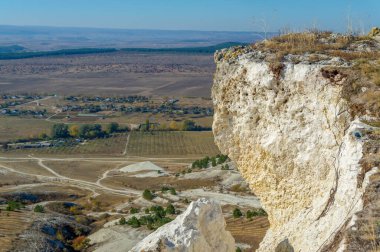 Kırım sonbahar yarımadasının fotoğrafları, Beyaz Ak-Kaya kayası, Belogorsky bölgesi, Biyuk-Karasu nehri, Mousterian çağı, Sarmatlar ve İskitler 'in yerleşim yerleri, Altyn Teshik mağarası.