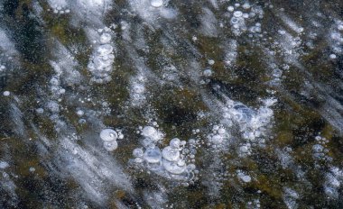 Sokakta buz var, nehirde buz var, buz kabarcıkları buzda sıkışmış, alışılmadık renkte buz mimarisi