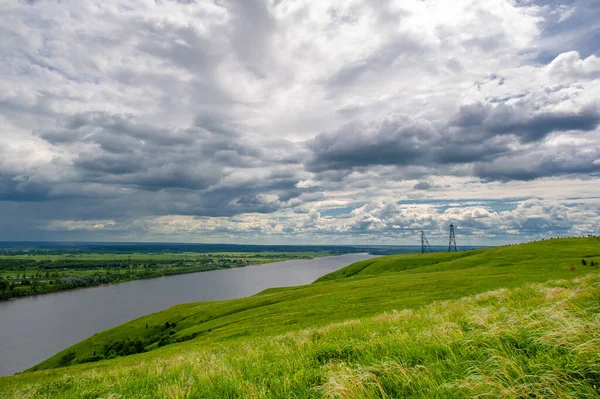 Sommarlandskap Stor Översvämmande Flod Ängsblommor Stranden Floden Mäktiga Moln Himlen — Stockfoto