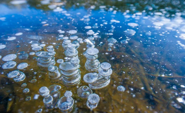 Gelo Sulla Strada Ghiaccio Sul Fiume Bolle Ghiaccio Bloccate Nel — Foto Stock