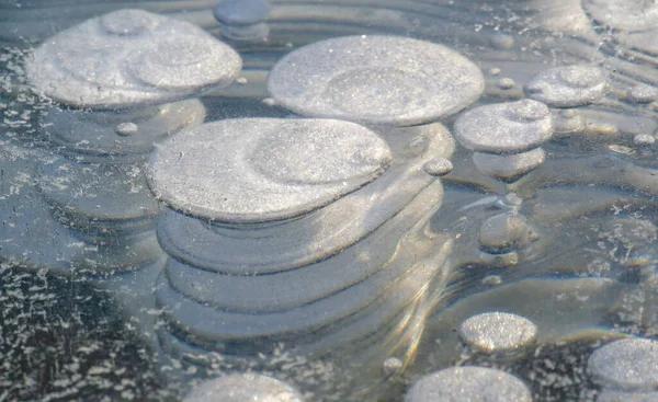 Herrscht Frost Auf Der Straße Eis Auf Dem Fluss Eisblasen — Stockfoto