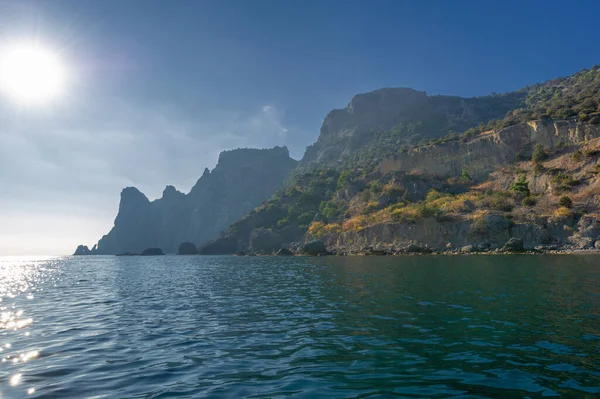 在20世纪的两栖动物人和海盗诺维希 斯韦角 卡普奇克高地卡劳尔 奥巴村附近 克里米亚半岛的海景照片是美丽的地方 — 图库照片