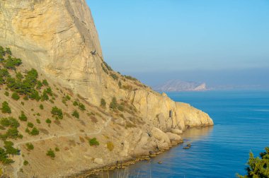 Kırım Yarımadası 'nın fotoğrafları. Golitsyn izleri Green Bay 'in güneybatı kıyısından geliyor. İzler, Çar II. Nicholas 'ın gelmesiyle Prens Golitsyn' in emriyle dikildi..