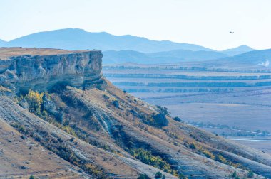 Kırım sonbahar yarımadasının fotoğrafları, Beyaz Ak-Kaya kayası, Belogorsky bölgesi, Biyuk-Karasu nehri, Mousterian çağı, Sarmatlar ve İskitler 'in yerleşim yerleri, Altyn Teshik mağarası.