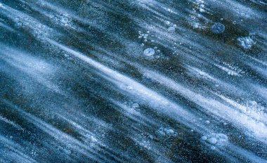 Sokakta buz var, nehirde buz var, buz kabarcıkları buzda sıkışmış, alışılmadık renkte buz mimarisi