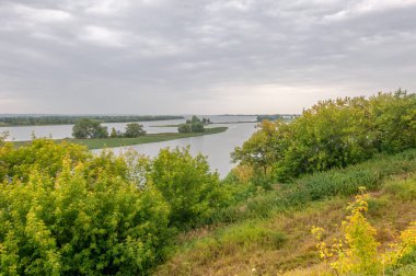 Yaz fotoğrafı, ağustos ayı. Bulgari bölgesindeki Volga Nehri 'nde. 2019,08.10 Tataristan Rusya nehri üzerinde yağmur