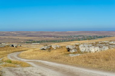 Kırım sonbahar yarımadasının fotoğrafları, Beyaz Ak-Kaya kayası, Belogorsky bölgesi, Biyuk-Karasu nehri, Mousterian çağı, Sarmatlar ve İskitler 'in yerleşim yerleri, Altyn Teshik mağarası.