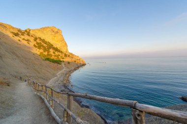 Kırım Yarımadası 'nın fotoğrafları. Golitsyn izleri Green Bay 'in güneybatı kıyısından geliyor. İzler, Çar II. Nicholas 'ın gelmesiyle Prens Golitsyn' in emriyle dikildi..