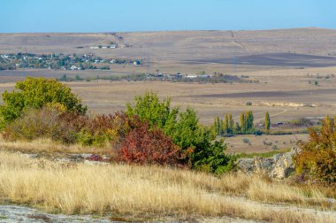 Kırım sonbahar yarımadasının fotoğrafları, Beyaz Ak-Kaya kayası, Belogorsky bölgesi, Biyuk-Karasu nehri, Mousterian çağı, Sarmatlar ve İskitler 'in yerleşim yerleri, Altyn Teshik mağarası.