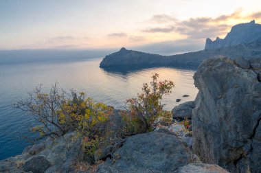Kırım Yarımadası 'nın fotoğrafları. Golitsyn izleri Green Bay 'in güneybatı kıyısından geliyor. İzler, Çar II. Nicholas 'ın gelmesiyle Prens Golitsyn' in emriyle dikildi..