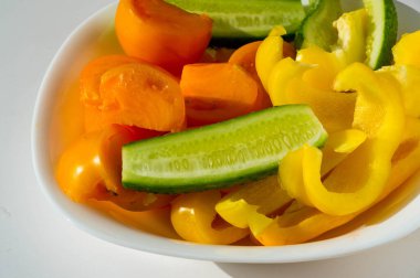 Salatalıklar, domatesler, tatlı biberler, yemek salataları, çeşitli ham karışımlardan oluşan soğuk bir tabak, genellikle yağ, sirke veya diğer soslarla tatlandırılmış.