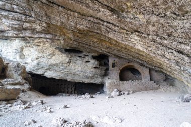 Kırım Yarımadası 'nın fotoğrafları. Golitsyn izleri Green Bay 'in güneybatı kıyısından geliyor. İzler, Çar II. Nicholas 'ın gelmesiyle Prens Golitsyn' in emriyle dikildi..