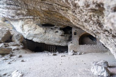 Kırım Yarımadası 'nın fotoğrafları. Golitsyn izleri Green Bay 'in güneybatı kıyısından geliyor. İzler, Çar II. Nicholas 'ın gelmesiyle Prens Golitsyn' in emriyle dikildi..
