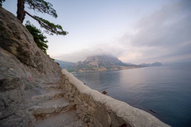 Kırım Yarımadası 'nın fotoğrafları. Golitsyn izleri Green Bay 'in güneybatı kıyısından geliyor. İzler, Çar II. Nicholas 'ın gelmesiyle Prens Golitsyn' in emriyle dikildi..