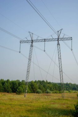 Yeşil enerji konsepti, elektrik istasyonu, günbatımında yüksek voltajlı elektrik hatlarını kapatın. Elektrik dağıtım istasyonu. yüksek voltajlı elektrik iletim pilonu siluetli kule