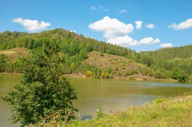 Yaz manzara fotoğrafçılığı, gölü olan yuvarlanan tepeler, Orta Avrupa