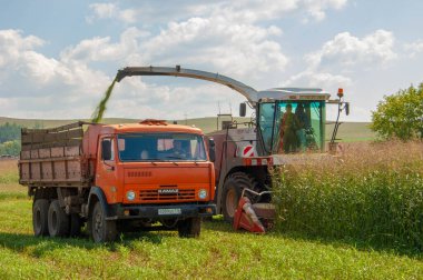 Rusya Naberezhnye Chelny 27.07.2009 yaz mevsimi için tahıl toplamaktadır.