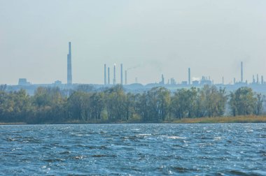 Sonbahar manzarası, koyu mavi su, son sıcak günler, nehir, ağaçlar, rüzgarlı hava, sarı-kırmızı sonbahar yaprakları.