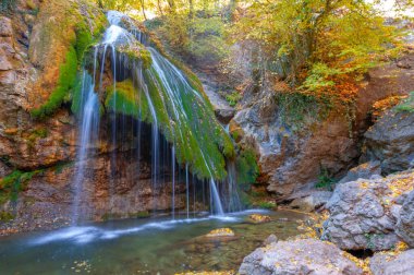 Jur-Jur Şelalesi sonbaharda Kırım yarımadasının fotoğrafları, deniz seviyesinden 468 metre yükseklikte yer alan Ulu-Uzen Nehri yakınlarındaki bir dönüm noktasıdır. Adını 