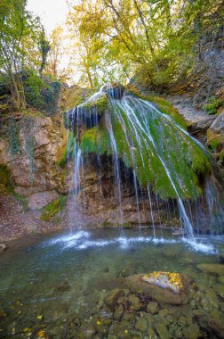 Jur-Jur Şelalesi sonbaharda Kırım yarımadasının fotoğrafları, deniz seviyesinden 468 metre yükseklikte yer alan Ulu-Uzen Nehri yakınlarındaki bir dönüm noktasıdır. Adını 