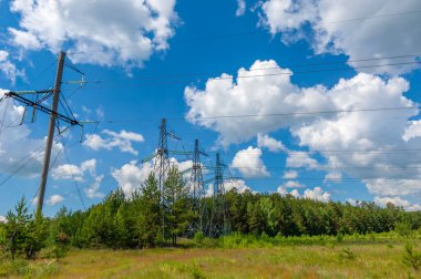 Yüksek voltaj direklerinin silueti, güç kulesi, elektrik direği, çelik kafesli kule, öğleden sonra Avrupa 'da. Doku yüksek voltaj sütunu, başınızın üstünde güç hattı.