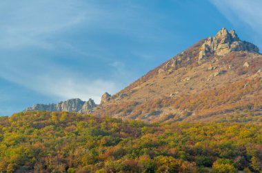 Kırım yarımadasının sonbahar fotoğrafları, Demerdzhi Dağı, ünlü Kırım simgesi. Burası doğanın güçlerine yol açan alışılmadık cisimler için ilginçtir: rüzgar yağmurları ve depremler.