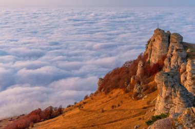 Kırım yarımadasının sonbahar fotoğrafları. Bulutların üstündeki dağlarda. Kayın, çam, boynuz, Demerdji dağlarındaki orman.