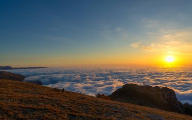 Kırım yarımadasının sonbahar fotoğrafları. Bulutların üstündeki dağlarda. Kayın, çam, boynuz, Demerdji dağlarındaki orman.