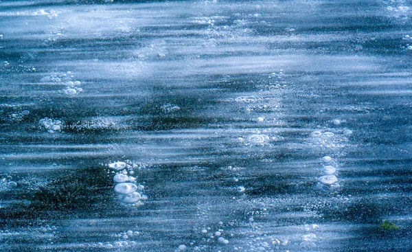 Ulicy Jest Mróz Lód Rzece Bąbelki Lodu Utknęły Lodzie Niezwykle — Zdjęcie stockowe
