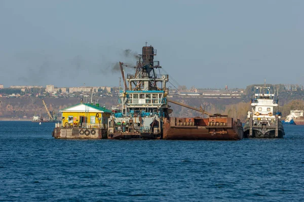 Paisagem Outono Rio Trabalhos Realizados Rio Barcos Fluviais Dia Ensolarado — Fotografia de Stock