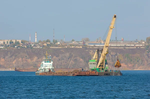 Paisagem Outono Rio Trabalhos Realizados Rio Barcos Fluviais Dia Ensolarado — Fotografia de Stock