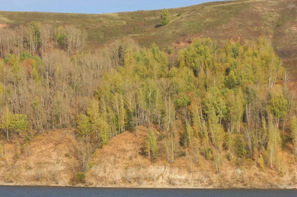 Paesaggio Autunnale Acqua Blu Scuro Ultimi Giorni Caldi Fiume Alberi — Foto Stock