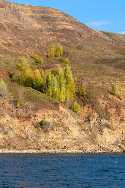 Осенний Пейзаж Темно Синяя Вода Последние Теплые Дни Река Деревья — стоковое фото