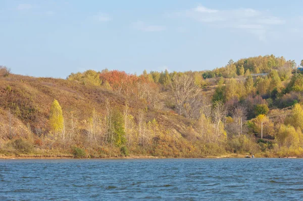 Jesienny Krajobraz Granatowa Woda Ostatnie Ciepłe Dni Rzeka Drzewa Wietrzna — Zdjęcie stockowe
