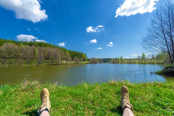 Turista Está Cansado Pernas Homem Parada Ônibus Margem Lago Primavera — Fotografia de Stock