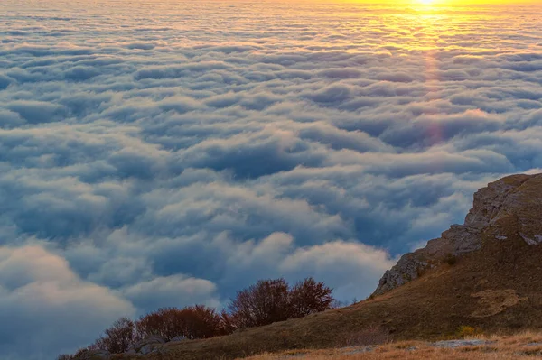 Herfst Foto Van Krim Schiereiland Hoog Bergen Boven Wolken Beuk — Stockfoto