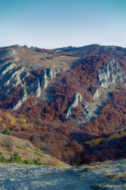 Kırım yarımadasının sonbahar fotoğrafları, Demerdzhi Dağı, ünlü Kırım simgesi. Burası doğanın güçlerine yol açan alışılmadık cisimler için ilginçtir: rüzgar yağmurları ve depremler.