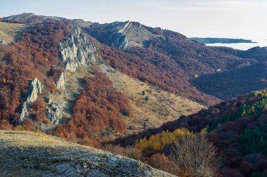 Kırım yarımadasının sonbahar fotoğrafları, Demerdzhi Dağı, ünlü Kırım simgesi. Burası doğanın güçlerine yol açan alışılmadık cisimler için ilginçtir: rüzgar yağmurları ve depremler.