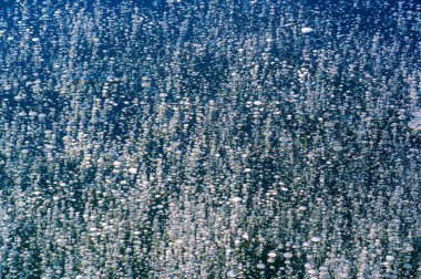 Doku yapısı arka planda beyaz kış, nehir buzu hava kabarcıkları durgun. Buz üzerindeki çizimler oluştu. Şiddetli soğuk su. Bir kanalda denize akan büyük doğal bir su akıntısı, bir göl.